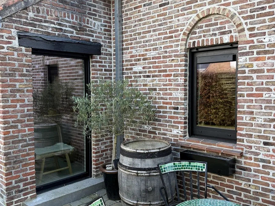 Fenêtre installée par Pulsar Windows sur une habitation résidentielle.