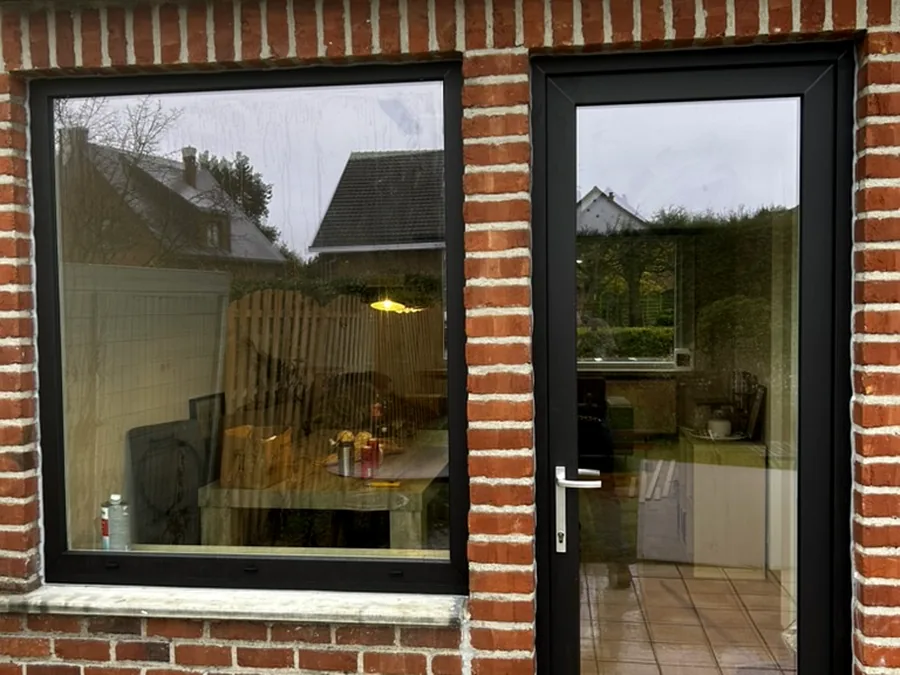 Fenêtre installée par Pulsar Windows sur une habitation résidentielle.