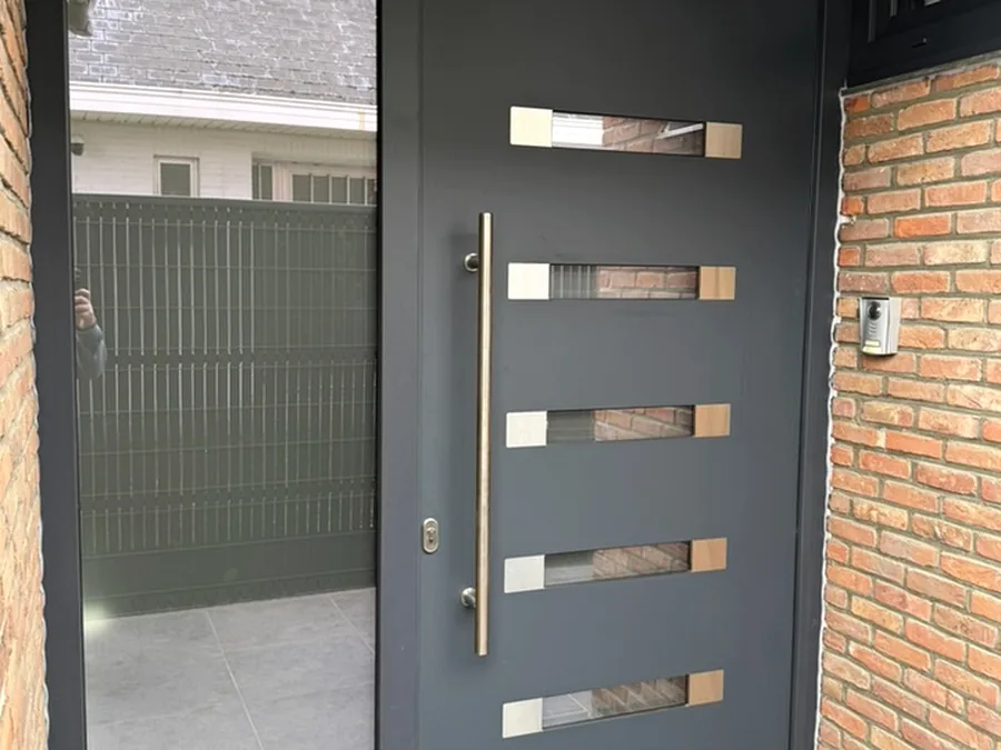 Porte d’entrée anthracite contemporaine avec tierce vitrée et inserts horizontaux.