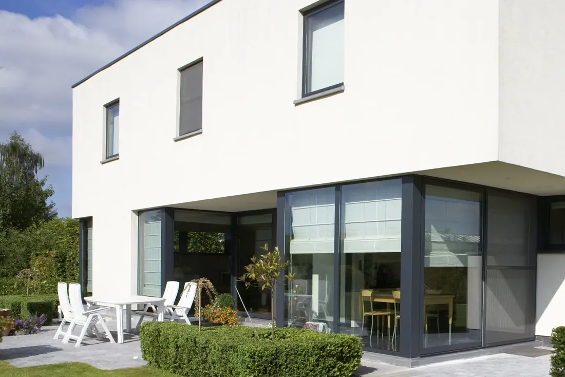 Villa blanche moderne équipée de fenêtres et baies aluminium Aliplast Futural