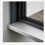 Fenêtre aluminium noire avec appui, détail des finitions sur une façade