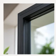 Profilé de fenêtre aluminium noir aux lignes fines, en détail