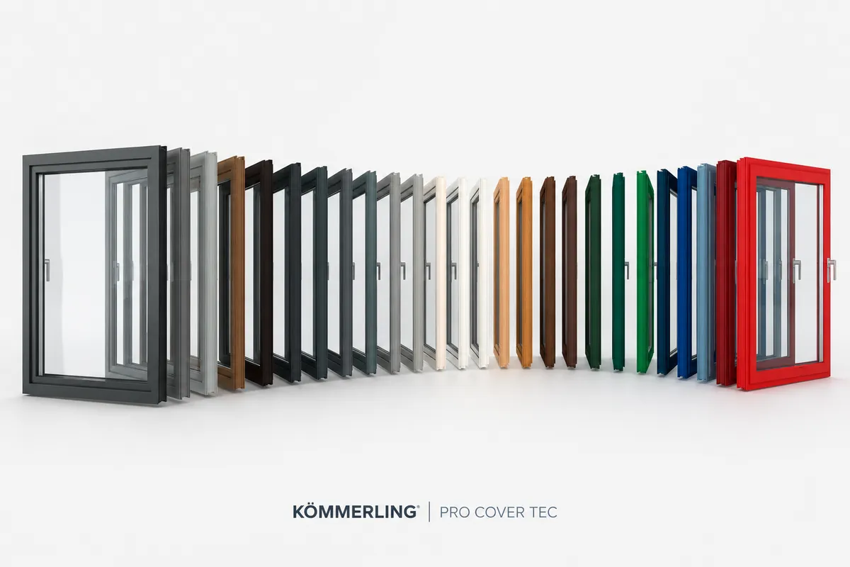 Gamme de teintes proCoverTec présentée sur une série de fenêtres Kömmerling colorées