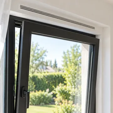Grille d’aération intégrée au-dessus d’un châssis noir entrouvert, voilage léger