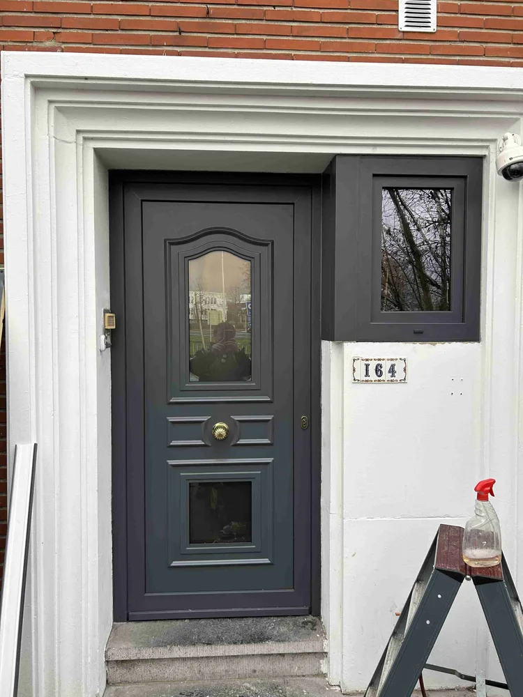 Glazed anthracite entrance door beneath an arch installed in Auderghem — Pulsar Windows