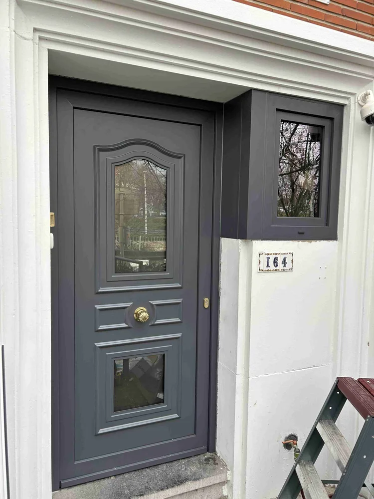 Glazed anthracite entrance door beneath an arch installed in Auderghem — Pulsar Windows