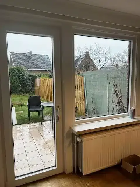 Porte d’entrée anthracite à inserts inox installée à Beersel — Pulsar Windows