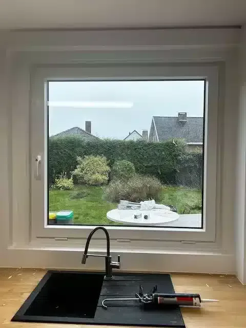 Porte d’entrée anthracite à inserts inox installée à Beersel — Pulsar Windows