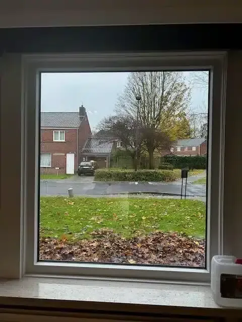 Porte d’entrée anthracite à inserts inox installée à Beersel — Pulsar Windows