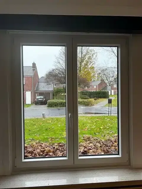 Porte d’entrée anthracite à inserts inox installée à Beersel — Pulsar Windows