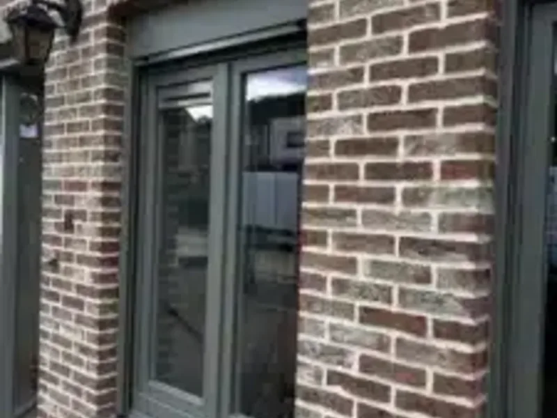Fenêtres à cadre sombre remplacées sur une façade en briques à Denderleeuw — Pulsar Windows