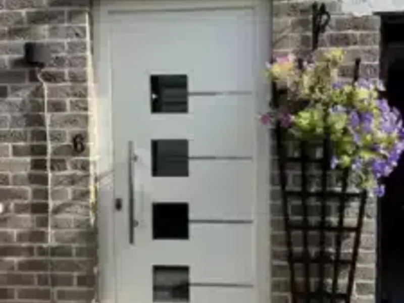 Porte d’entrée blanche moderne à inserts vitrés installée à Meise — Pulsar Windows