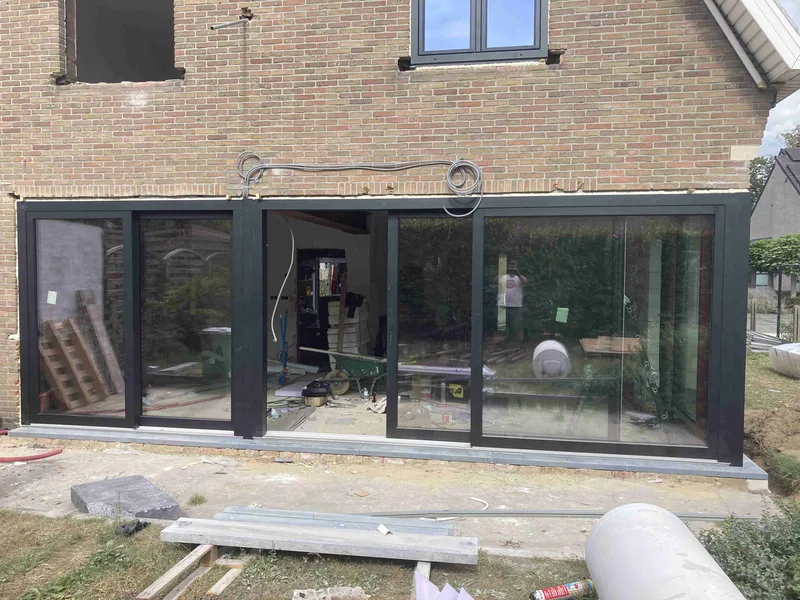Coulissant PVC Kömmerling PremiDoor 76 ouvrant sur une terrasse à Melle — Pulsar Windows
