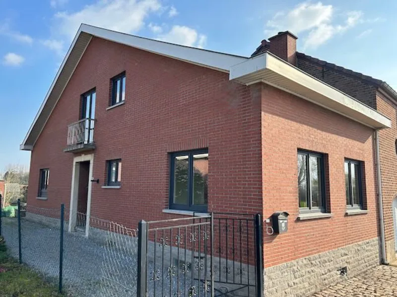 Fenêtres PVC Kömmerling 76 AD installées sur une maison en briques à Racour — Pulsar Windows