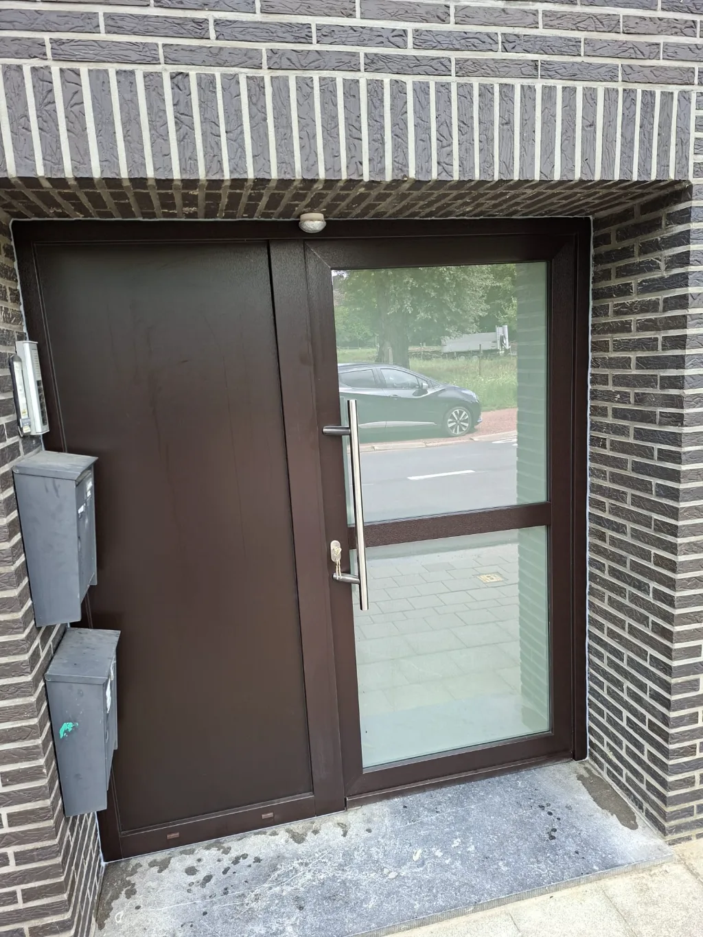 Après : nouvelle porte d’entrée bicolore vitrée, teinte brune côté extérieur — Pulsar Windows