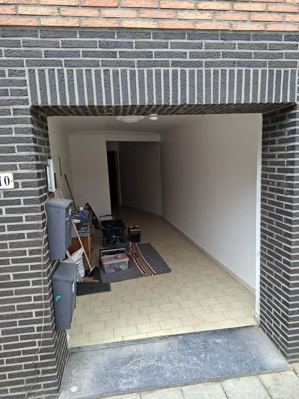 On site: the opening after removing the old entrance door