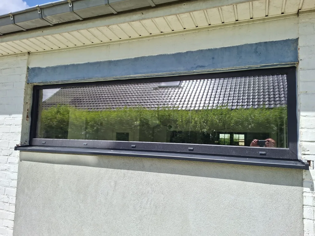 Après rénovation : nouvelle baie coulissante noire ouverte sur le jardin — Pulsar Windows