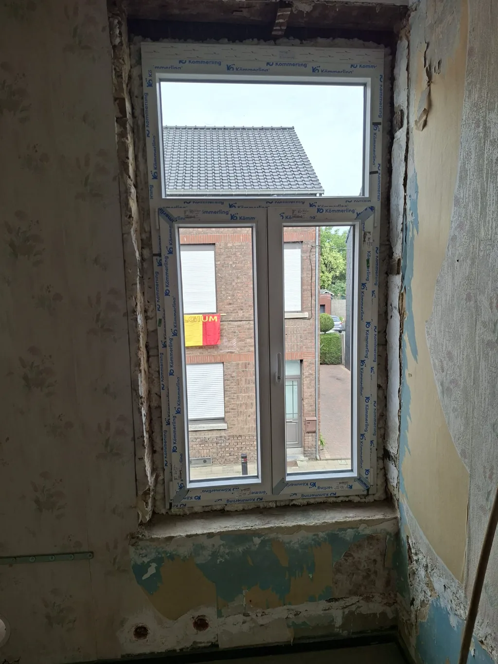 On site: removing and rebuilding the arched opening in the façade