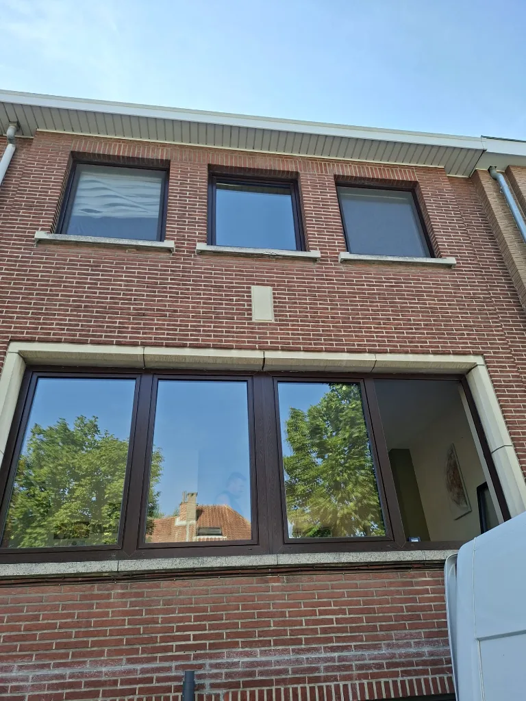 Avant : façade avant avec anciens châssis en bois, vue large