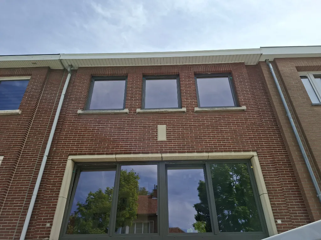 Après rénovation : nouveaux châssis PVC gris anthracite sur la façade avant — Pulsar Windows