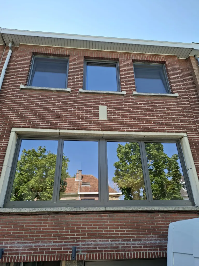 Après : façade avant rénovée avec châssis PVC gris anthracite, vue large