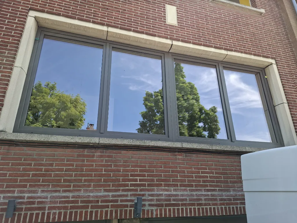 Après : nouvelle baie du salon en PVC gris anthracite