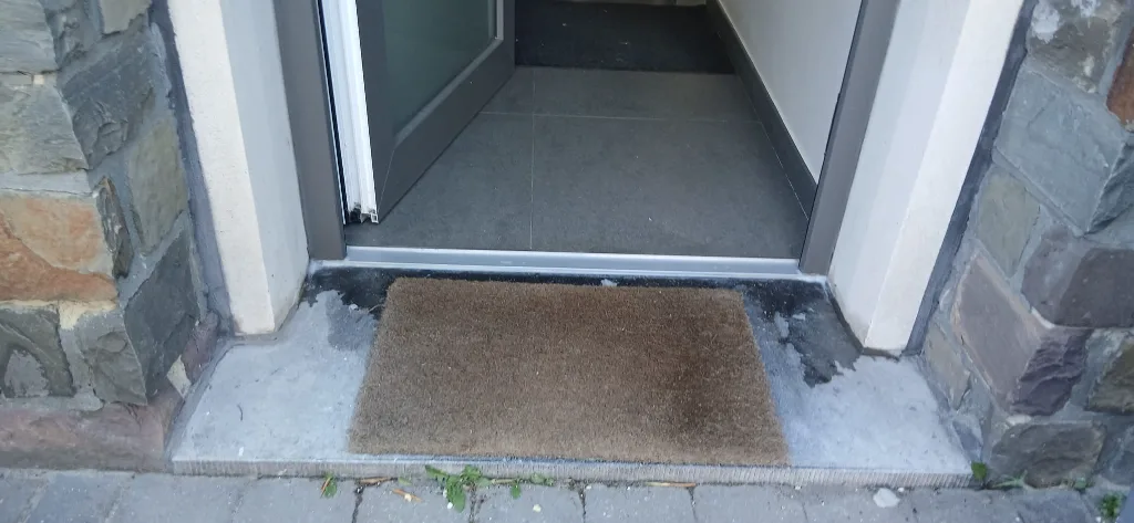 Nouvelle porte d’entrée en PVC avec seuil, installée par Pulsar Windows