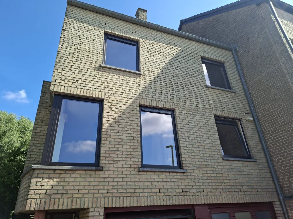 Après rénovation complète : façade arrière avec châssis PVC anthracite — Pulsar Windows