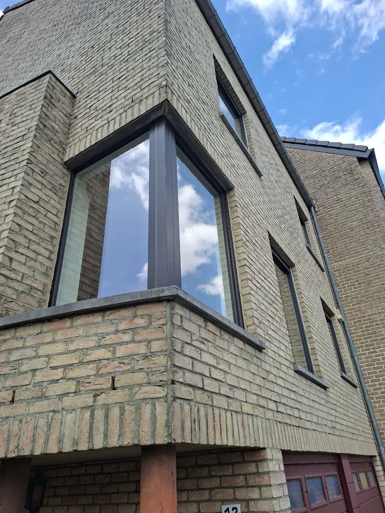 After: new corner window in anthracite PVC